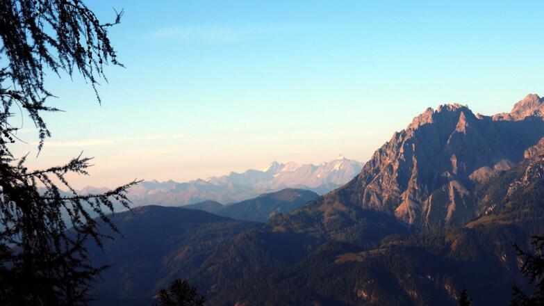 Sonnenaufgang am Glockner und Hochkönigmassiv rechts, Rückblick.