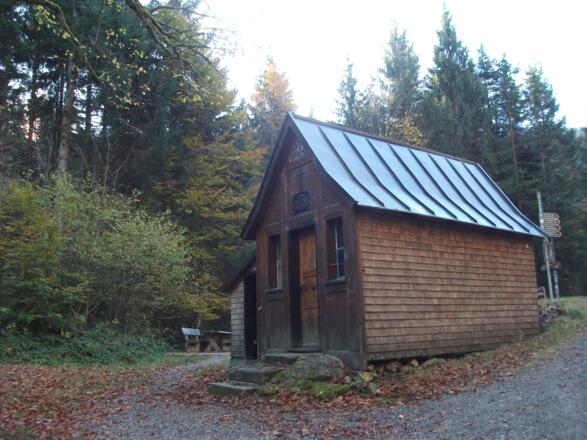 Hölzerne Kapelle im Steigbachtal
