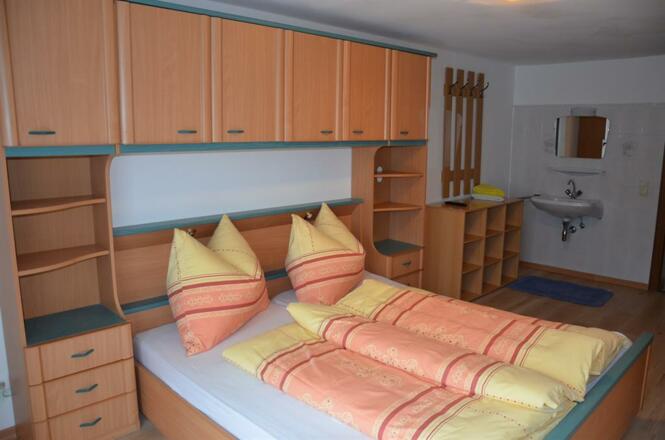 Schlafzimmer 1