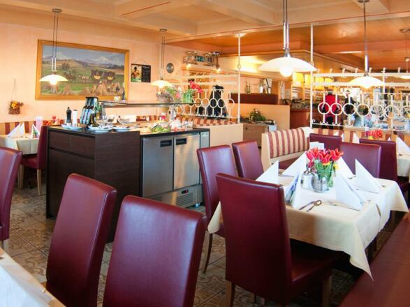 Gastzimmer mit Salatbuffet