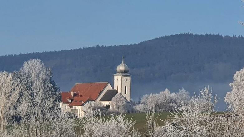 Pfarrkirche im Raureif