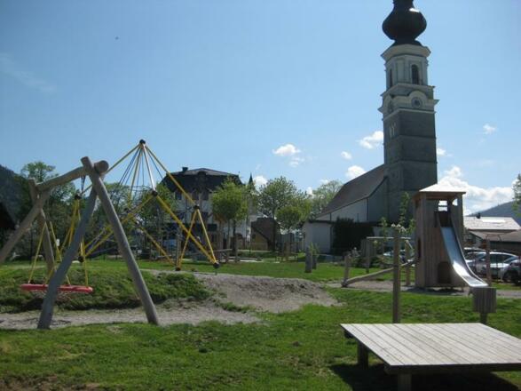 Spielplatz hinter Gemeinde mitten im Ortszentrum