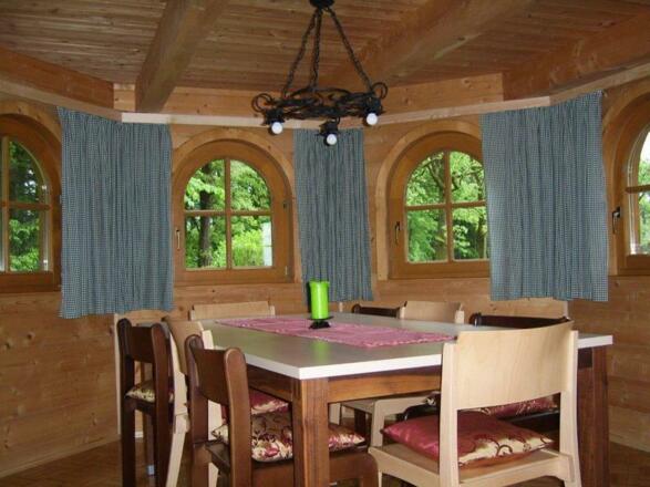 Essbereich mit Blick in die Natur