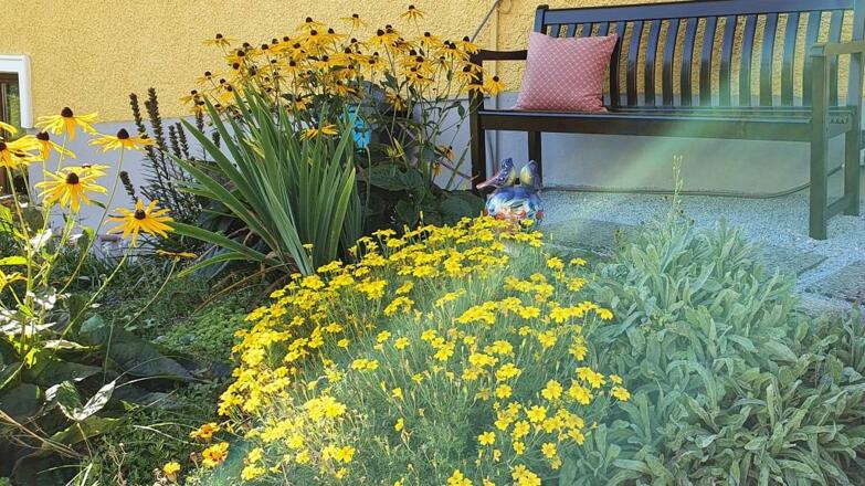 Bank mit Blumenbeet