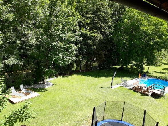 Pool und Liegewiese und Trampolin