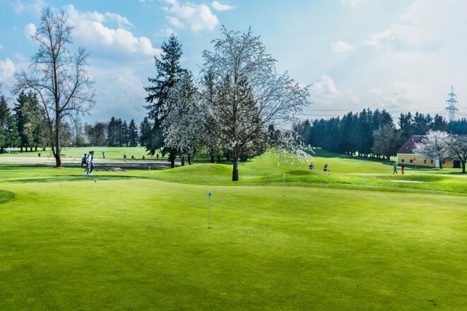 Der Blick vom Putting Green zur Driving Ranger und der 18