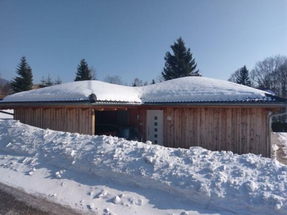 Haus im Winter mit Garage