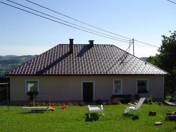 Hausansicht im Sommer