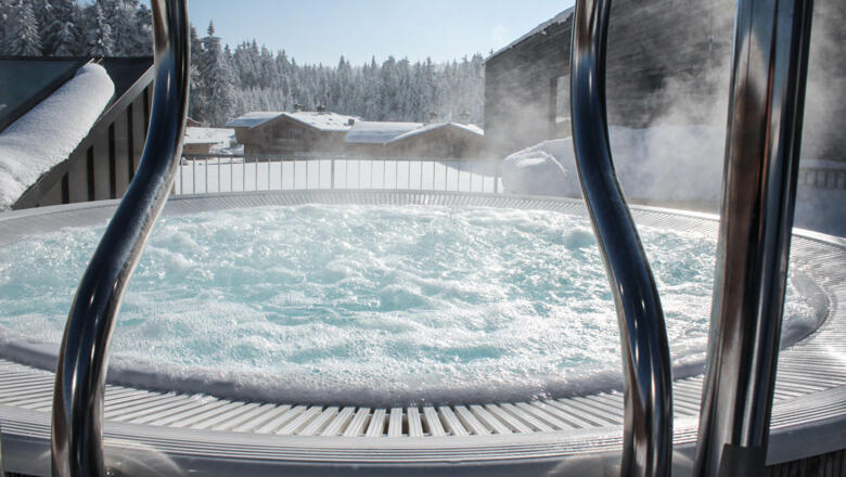 INNs HOLZ Chaletdorf | Indoorpool mit Kamin im Winter