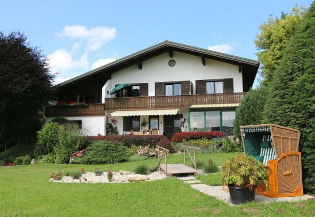 Hausansicht im Sommer