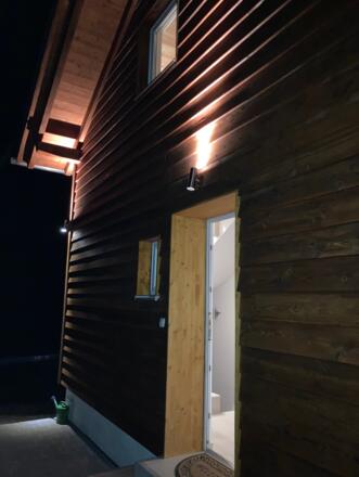 Tu Casa nachts beleuchtet