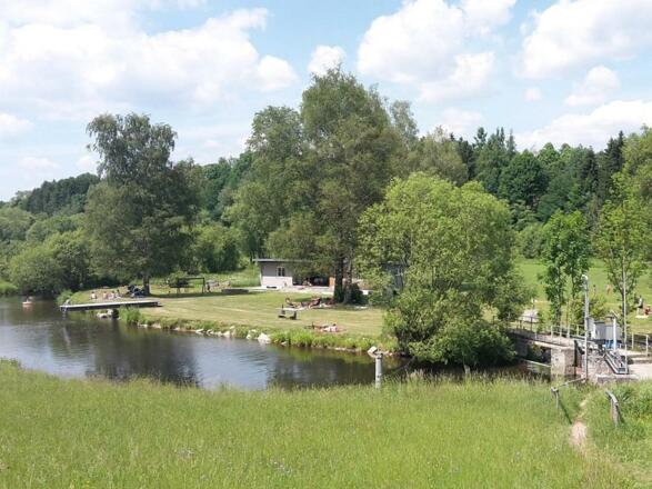 Campingmöglichkeit beim Naturflussbad