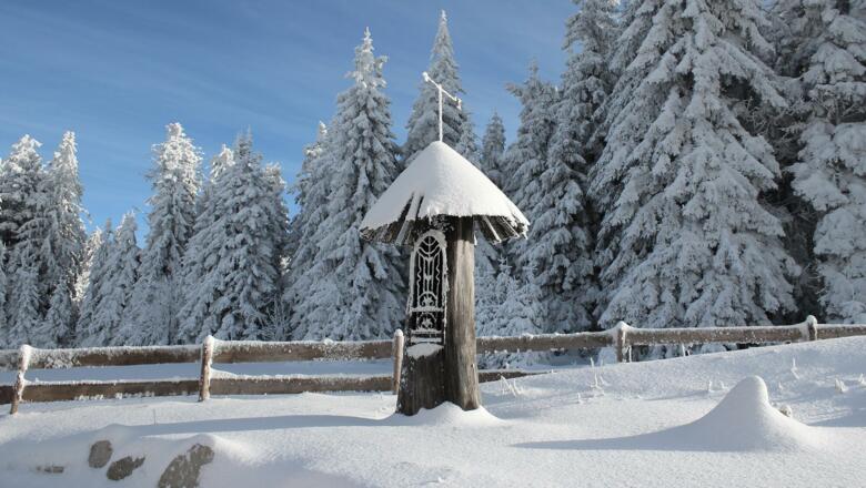 INNs HOLZ Chaletdorf | Wohnraum mit Kamin