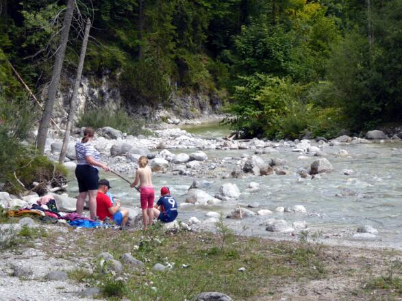 Ab der Vorderkaserklamm laden schöne Uferplätze zum Spielen ein.