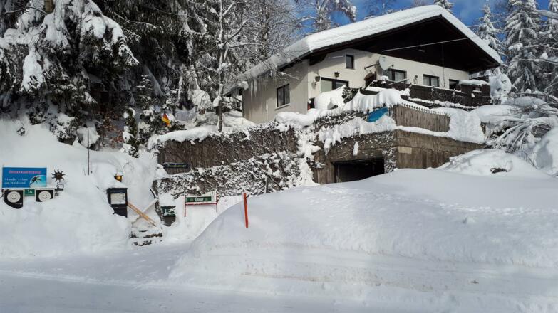 tief verschneit im Winter