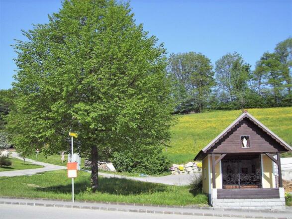 Hauskapelle mit Haltestelle Bus