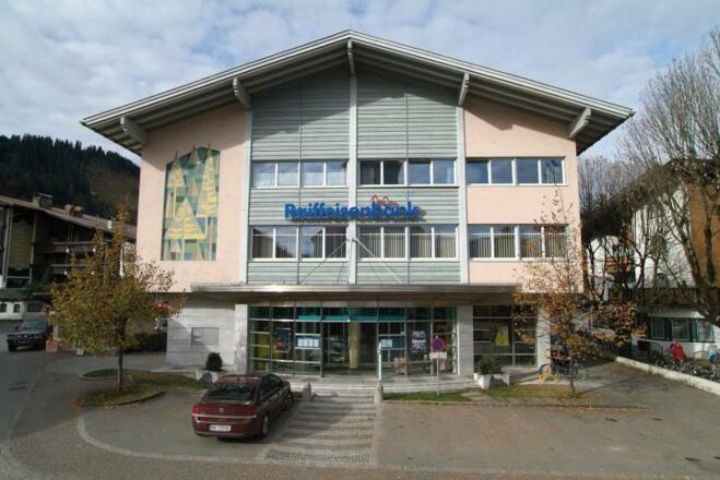 Hauptanstalt-Raiffeisenbank-Tannheimer-Tal-mit-Bankomat