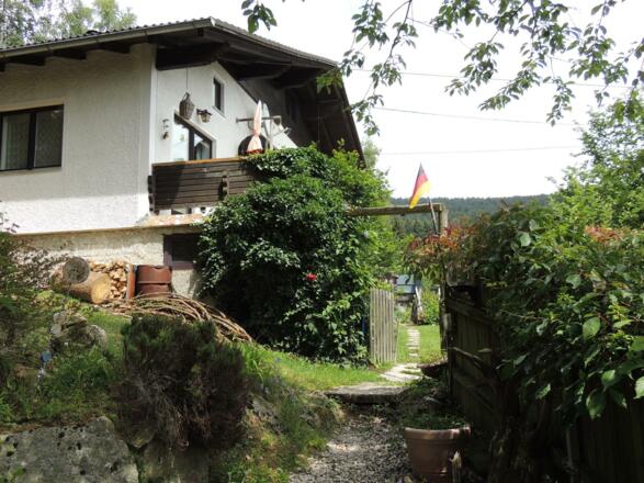 Hausansicht im Sommer