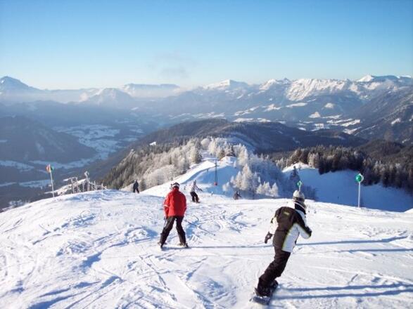 Ski Stöcke und Dachsteingletscher