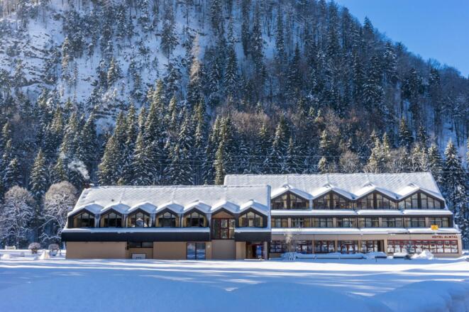 lobby-bartische-jufa-hotel-almtal-1440x960