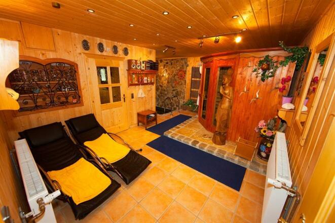 Sauna mit Entspannungsliegen
