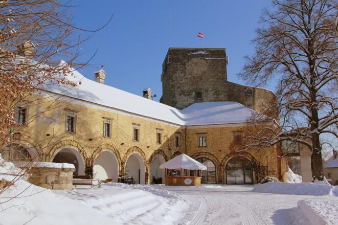 Burghof_Burgturm_Winter