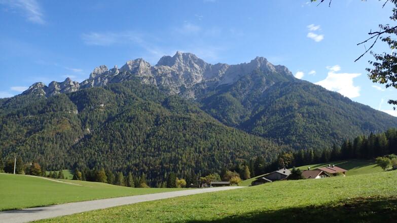 Start bei der Rechensaukapelle mit Blick auf die Westseite der Loferer Steinberge