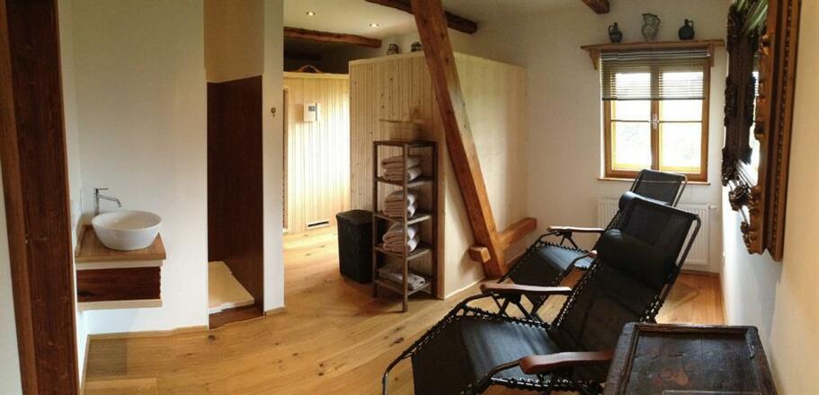 Sauna mit Farblichttherapie und Musik
