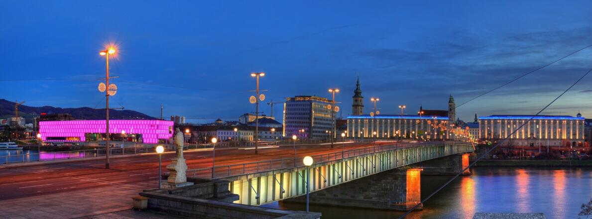Linzer Nibelungenbrücke bei Nacht