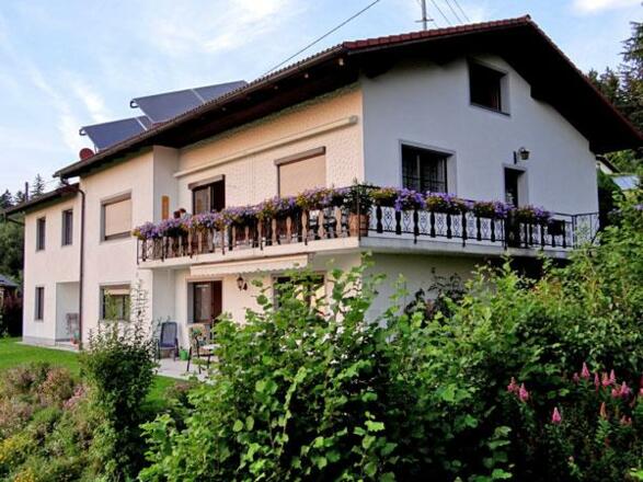 Hausansicht im Sommer