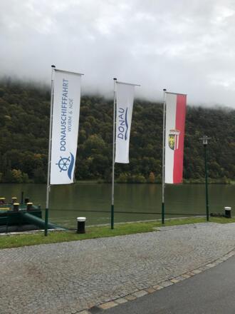 Fahnen Schiffsanlegestelle Wesenufer