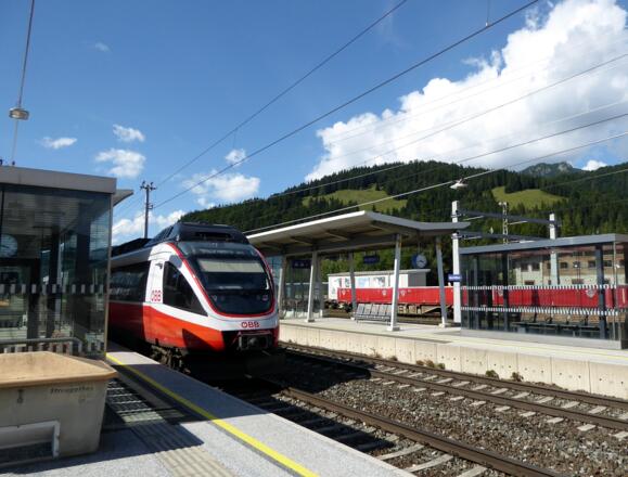 Der moderne REX erlaubt eine bequeme und schnelle Anfahrt zum Bahnhof Hochfilzen.