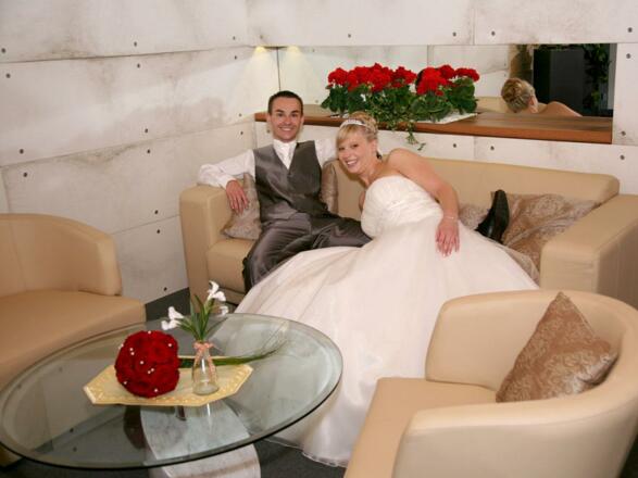 Hochzeitspaar im Loungebereich