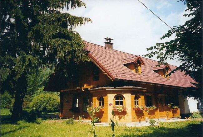 Holzhaus mitten im Grünen