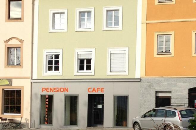 Hof mit bewachsenem Dach