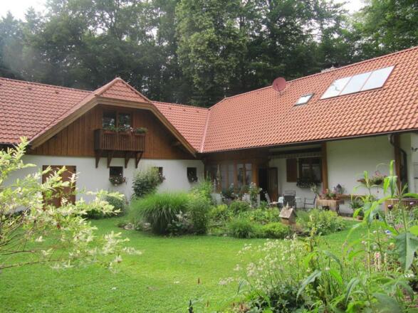Hausansicht mit Garten