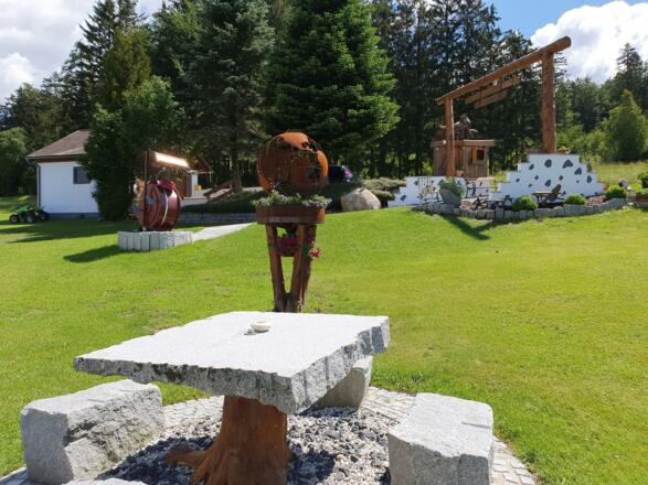 Haus im Sommer mit kleinem Teich