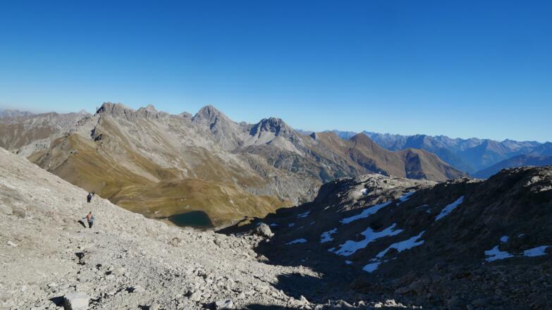 Blick vom Heilbronner Weg am Fuße der Mädelegabel nach NO zum Kratzer (links) und zum Großen Krottenkopf (mittig)