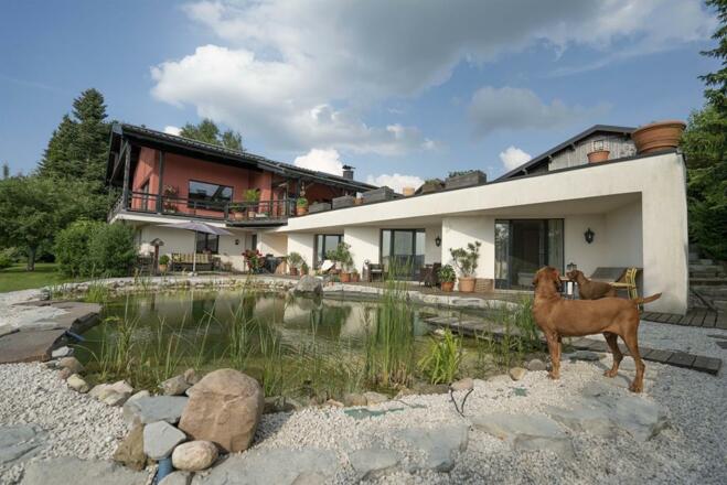 Hausansicht mit Schwimmteich