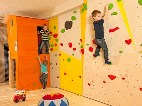 betten-familienzimmer-jufa-hotel-almtal-medium-fen