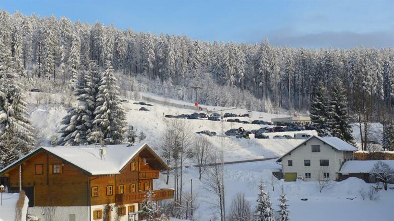 Blick zur Schwarzenbergbahn  direkt   am Lift
