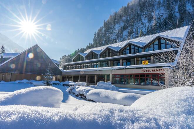 hotelansicht-jufa-hotel-almtal-schneedecke-winter
