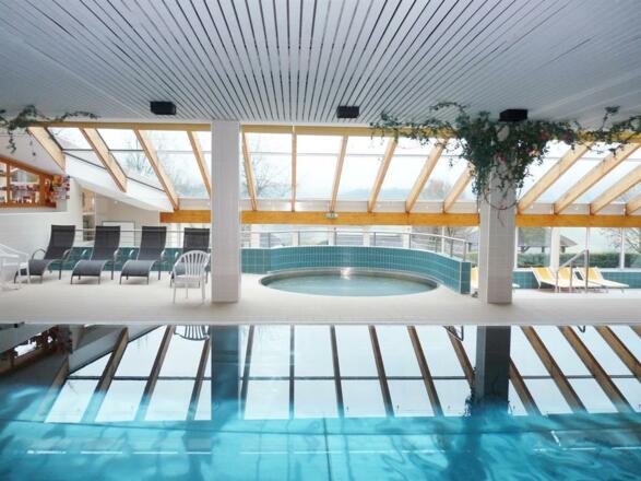 Hallenbad im Gebäude nebenan