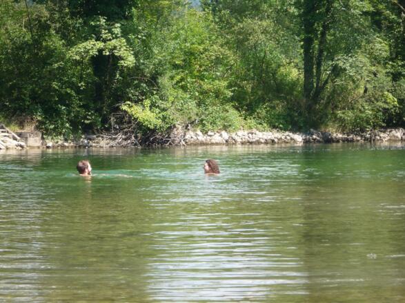 Gartenlaube mit Sitzgelegenheit