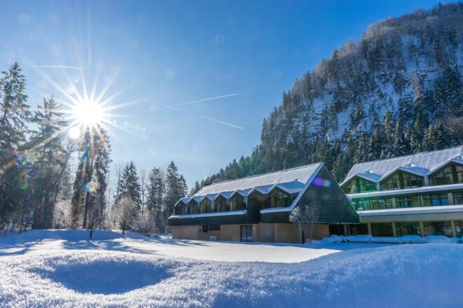hotelansicht-jufa-hotel-almtal-schnee-winter