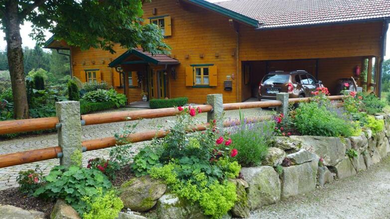 Hauseinfahrt mit Parkplatz