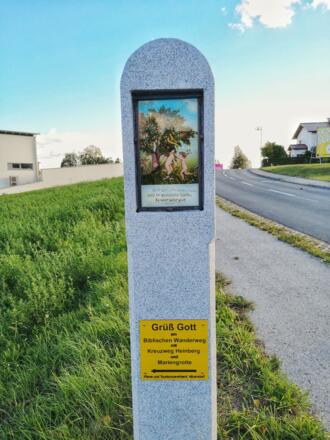 Ein Steinmarterl markiert den Beginn des Biblischen Wanderweges