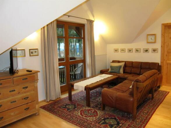 Wohnzimmer Sitzgarnitur vor Tür z. Balkon