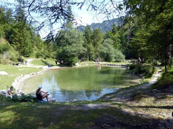 Einer der künstlich angelegten Teiche am Steinzeitweg, die sich harmonisch in das Gesamtbild einfügen.