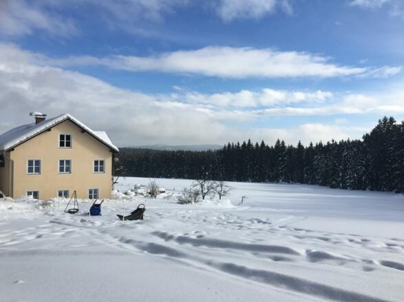 Hausansicht im Winter